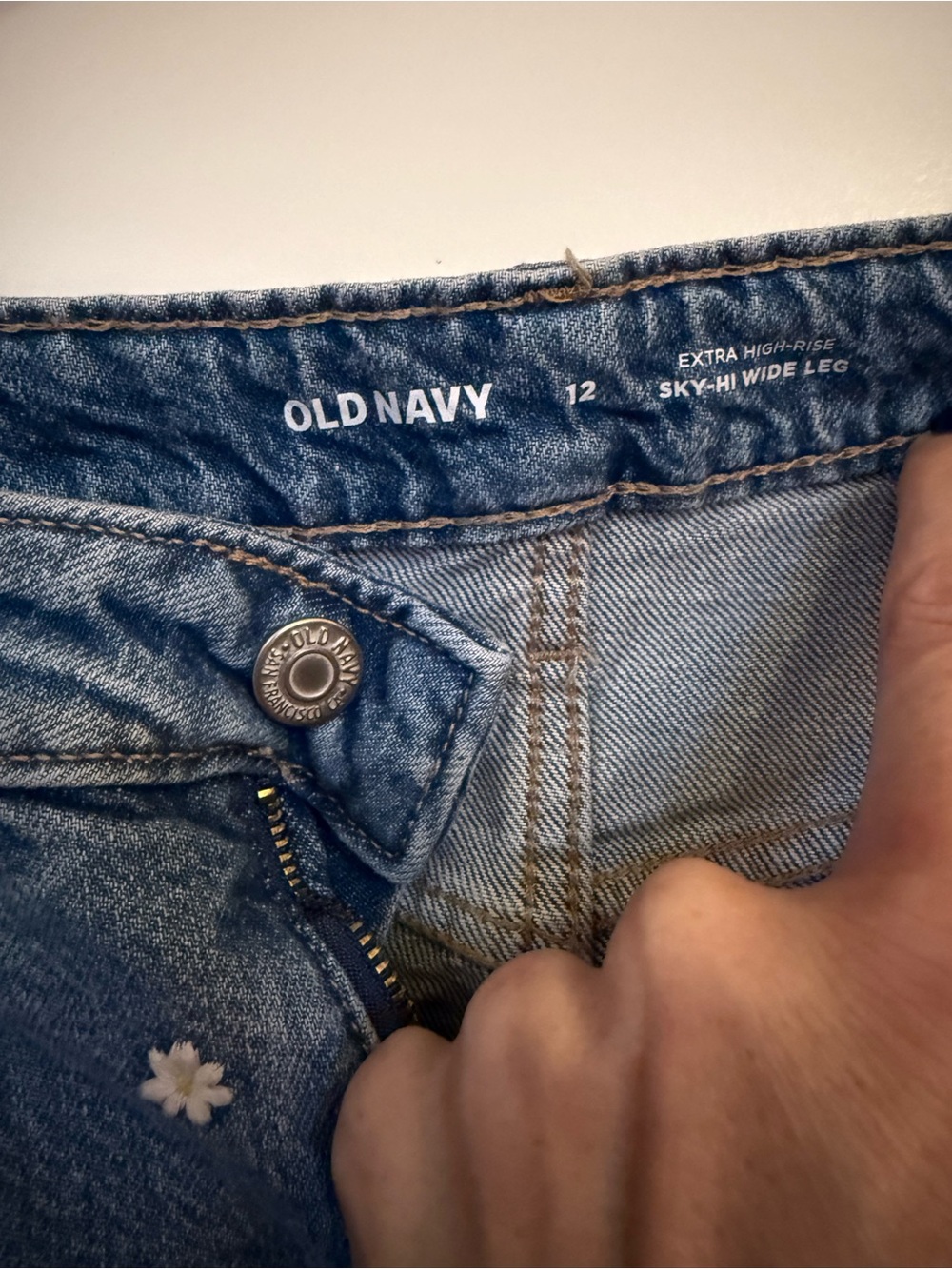 Old Navy Blue Straight-Leg Jeans with White Daisy Embroidery - Picture 5 of 7